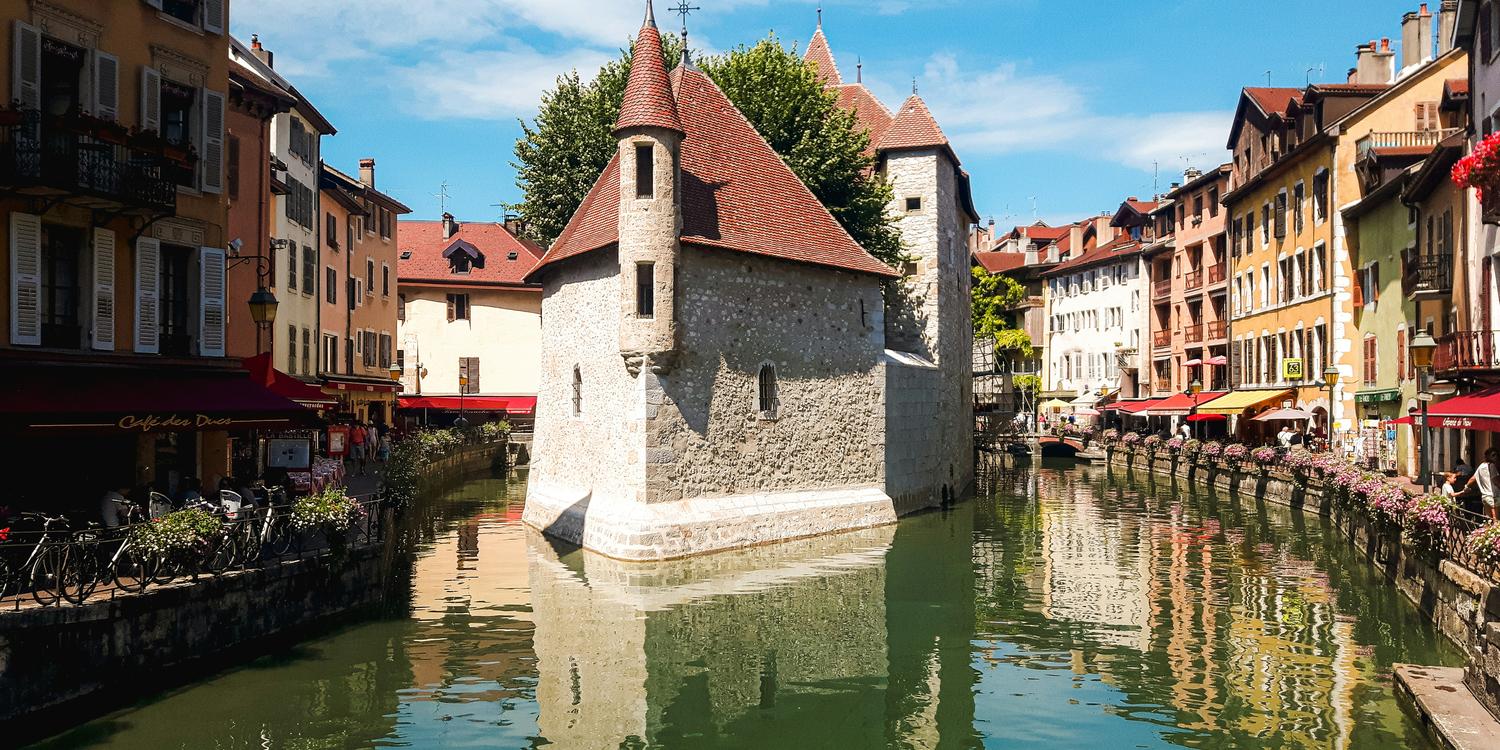 Background image of Annecy